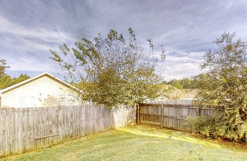 Tallahassee House | All-Suite Townhome with Smart TVs, WiFi, Printer, Full Kitchen - Fenced Yard