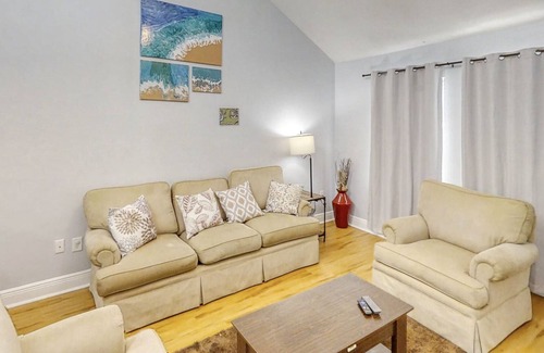 Tallahassee House | All-Suite Townhome with Smart TVs, WiFi, Printer, Full Kitchen - Fenced Yard