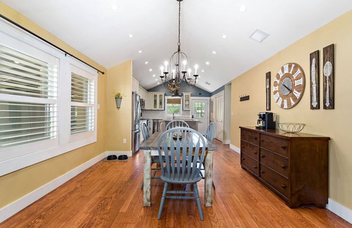 Fredericksburg House | Allies Spot | 2/2 Cottage | 1 King, 1 Queen | Outdoor Hanging Bed | Dogs Allowed w/Fee