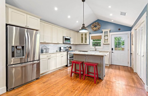 Fredericksburg House | Allies Spot | 2/2 Cottage | 1 King, 1 Queen | Outdoor Hanging Bed | Dogs Allowed w/Fee