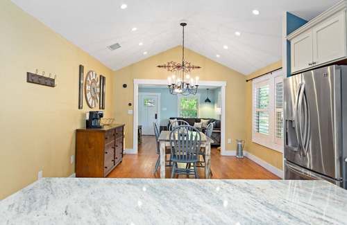 Fredericksburg House | Allies Spot | 2/2 Cottage | 1 King, 1 Queen | Outdoor Hanging Bed | Dogs Allowed w/Fee