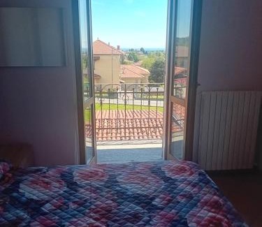 Biella Apartment | Alloggio grazioso con vista giardino e parcheggio