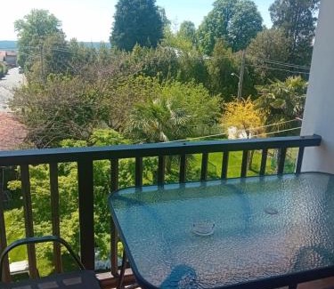 Biella Apartment | Alloggio grazioso con vista giardino e parcheggio