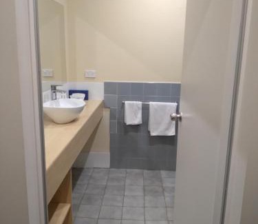 Gumly Gumly Hotel | Allonville Gardens Motel