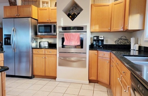 Chincoteague House | AlloWaves-Luxury Townhome w/POOL & FISHING PIER