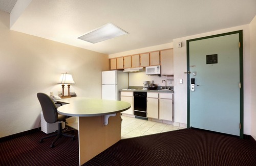 Cypress Lake Hotel | Allure Suites