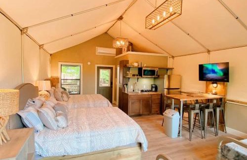 Seguin Other | Alluring Tented Cabin on Geronimo Creek - Perfect Glamping Vacation Destination in Seguin, Texas