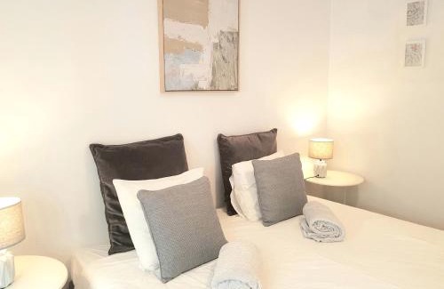 Alto do Pina Apartment | ALM- Spacious. Sunny. Patio. Quiet area. FAST WIFI