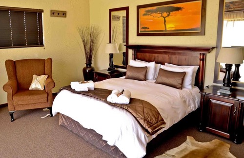Lekwa-Teemane Cabin | Almar Exclusive Game Ranch
