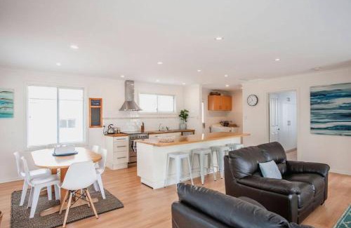 Lake Wangary House | Almonta Escape - COFFIN BAY - Perfect for couples or families