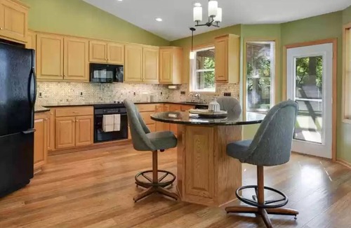 Chanhassen House | Almost 2 acre remodeled 5 bed room 4 bath one mile south of Excelsior