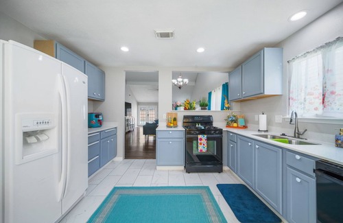 Houston House | Aloha and welcome to your own private slice of paradise right here in Houston!