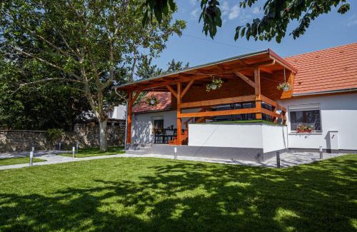 Balatoncsicso Apartment | Alpakavendégház