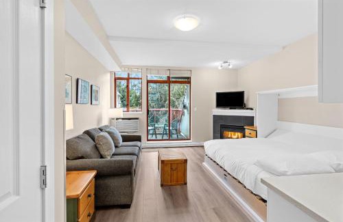 Village North Apartment | Alpenglow Lodge Studio with park view by MVA