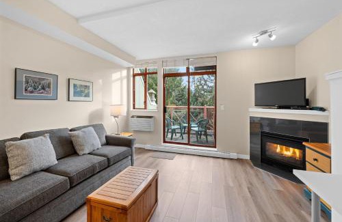 Village North Apartment | Alpenglow Lodge Studio with park view by MVA
