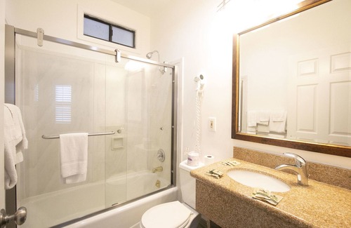 Cow Hollow Hotel | Alpha Inn & Suites