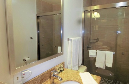 Cow Hollow Hotel | Alpha Inn & Suites
