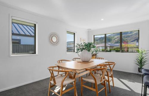 Lowburn House | Alpha'N'est - Cromwell Holiday Home