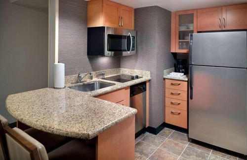 Alpharetta Apartment | Alpharetta Walk of Memories! Spacious Suite with Free Breakfast! Pet-Friendly!