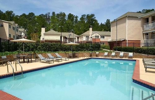 Alpharetta Apartment | Alpharetta Walk of Memories! Spacious Suite with Free Breakfast! Pet-Friendly!