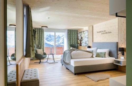 Buerglen Hotel | Alphotel Biel-Kinzig - Access by Cable Car only!
