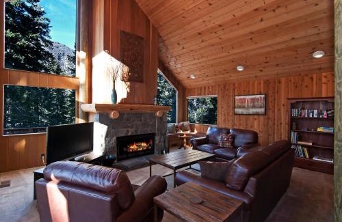 Alpine Meadows House | Alpine Darling- Hot Tub- Pet Friendly- 3 Minute Drive to Palisades Tahoe
