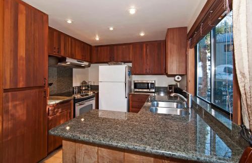 Alpine Meadows House | Alpine Darling- Hot Tub- Pet Friendly- 3 Minute Drive to Palisades Tahoe