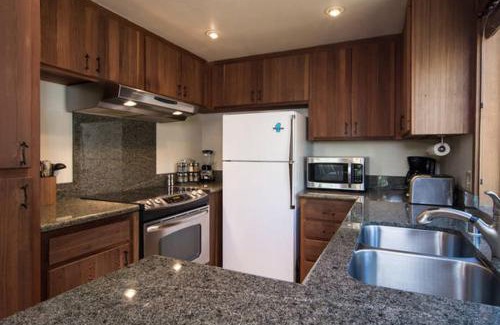 Alpine Meadows House | Alpine Darling- Hot Tub- Pet Friendly- 3 Minute Drive to Palisades Tahoe