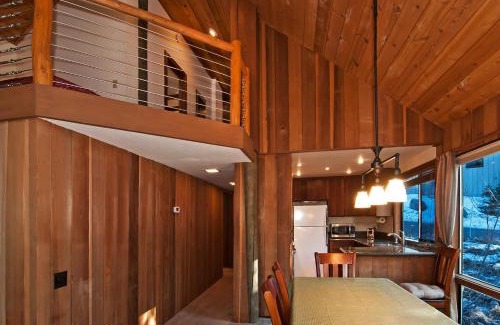 Alpine Meadows House | Alpine Darling- Hot Tub- Pet Friendly- 3 Minute Drive to Palisades Tahoe