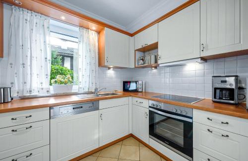 Garmisch-Partenkirchen Apartment | Alpine Garden Suite