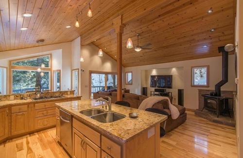 Alpine Meadows House | Alpine Meadows home w/Private Hot Tub, Close to hiking, Fireplace- Mineral Springs Getaway