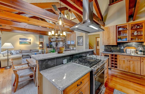 Alpine Meadows House | Alpine Meadows Retreat: 3-Min to Base, w/Hot Tub