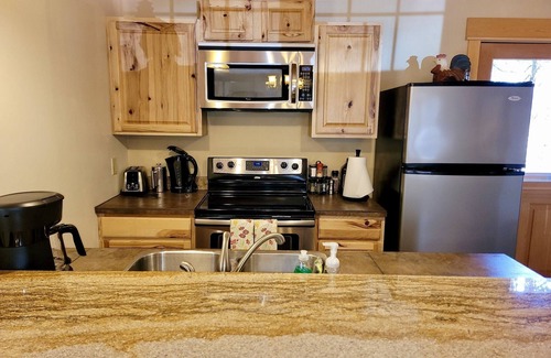 Mazama Apartment | Alpine Valley Loft-Perfect Little Getaway Close to the Ski trail!