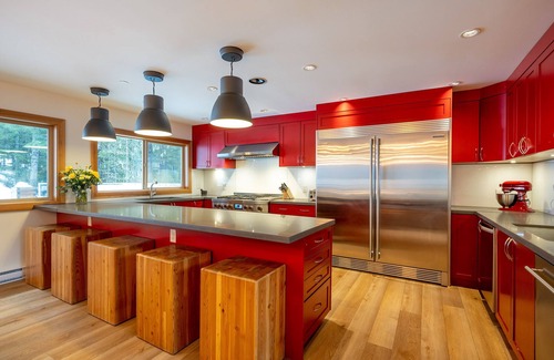 Alta Vista Ski Chalet | Alta Lake Chalet: Private Spa, Vaulted Ceiling, BBQs, Cinema, Lawn, Decks & More