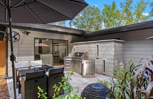 Altamonte Springs House | Altamonte Springs Retreat Fenced Yard & Workspace