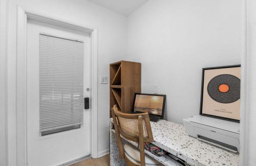 Altamonte Springs House | Altamonte Springs Retreat Fenced Yard & Workspace