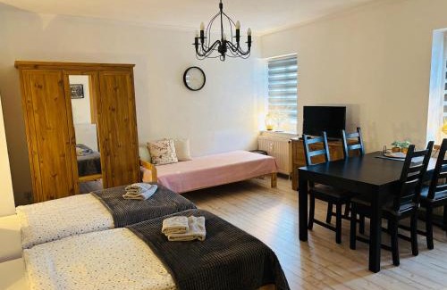 Gablenz Apartment | Alter Gutshof Kromlau Direkt am Schloss und Rhododendronpark, Terasse und Parkplatz
