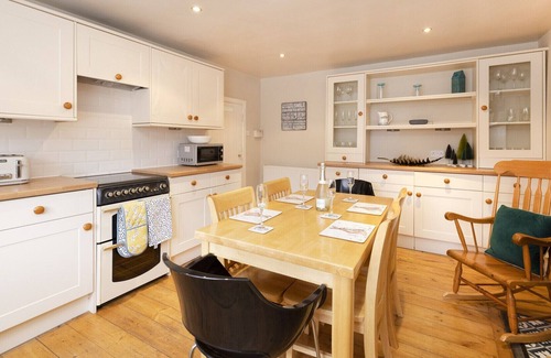 Dunbar Apartment | ALTIDO 2-bed Haywood Cottage w/garden