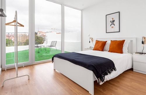 Linda-a-Velha Apartment | ALTIDO Great 2-BR Apartment w/Terrace & City View