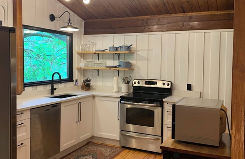 Alton Cottage | Alton Riverside Cottage Retreat - 2 mins from Alton Mill, Millcroft, Osprey Golf