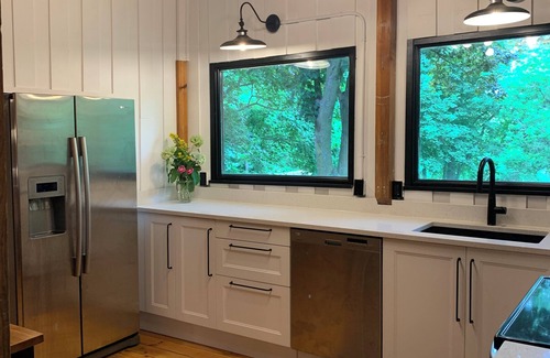 Alton Cottage | Alton Riverside Cottage Retreat - 2 mins from Alton Mill, Millcroft, Osprey Golf