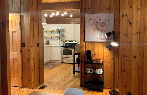 Alton Cottage | Alton Riverside Cottage Retreat - 2 mins from Alton Mill, Millcroft, Osprey Golf