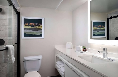 Irvine Business Complex Hotel | Always a Great Idea To Unwind! Near Marconi Automotive Museum, with Indoor Pool