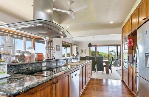 Apollo Bay House | ALYESKA ORGANIC FARMHOUSE - spectacular views