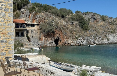 East Mani House | Alypa Pyrgos – Historic residential tower right by the sea in Mani