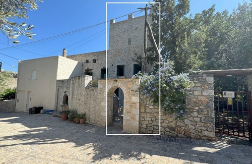 East Mani House | Alypa Pyrgos – Historic residential tower right by the sea in Mani