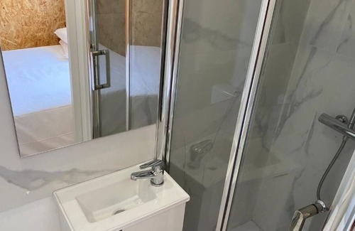 Reboleira House | Amadora Boutique Hostel
