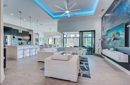 Pine Valley House | Amalfi | Lake front | 2 Masters | Pool | Spa | Swim up Bar