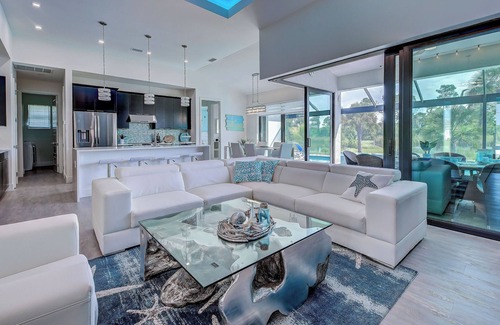 Pine Valley House | Amalfi | Lake front | 2 Masters | Pool | Spa | Swim up Bar