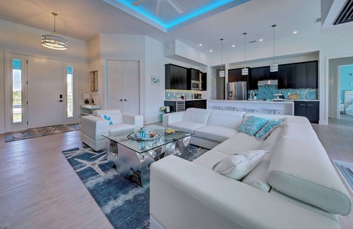 Pine Valley House | Amalfi | Lake front | 2 Masters | Pool | Spa | Swim up Bar